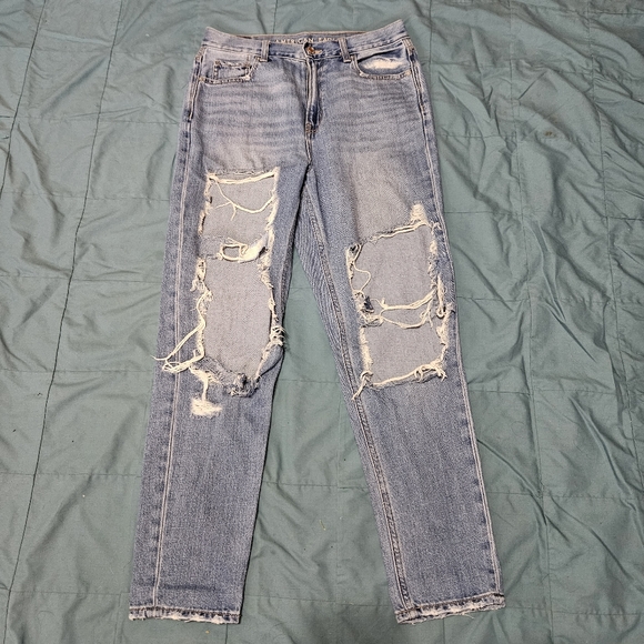 American Eagle woman's heavily distressed mom jeans - Picture 13 of 14